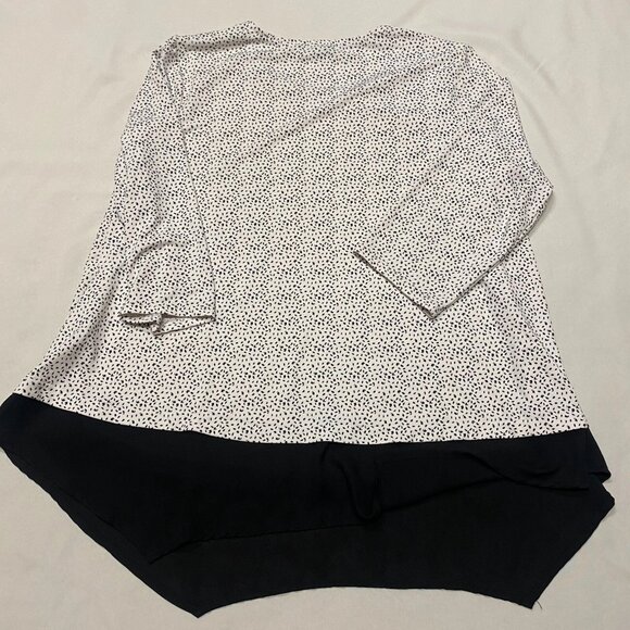 Adrianna Papell Blouse Womens 1X White Black Stretch Shark Hem Pullover Career - Picture 8 of 9